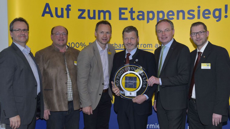 Sierndorf erhält Auszeichnung zum Bezirksmeister bei der PV-Liga 2015