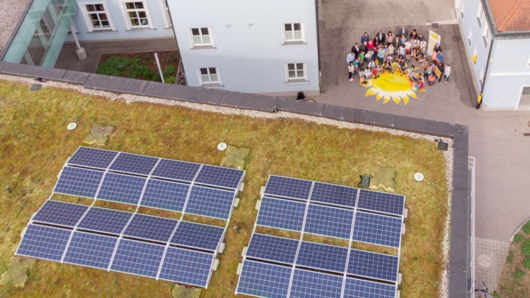 Photovoltaik am Dach der Volkschule