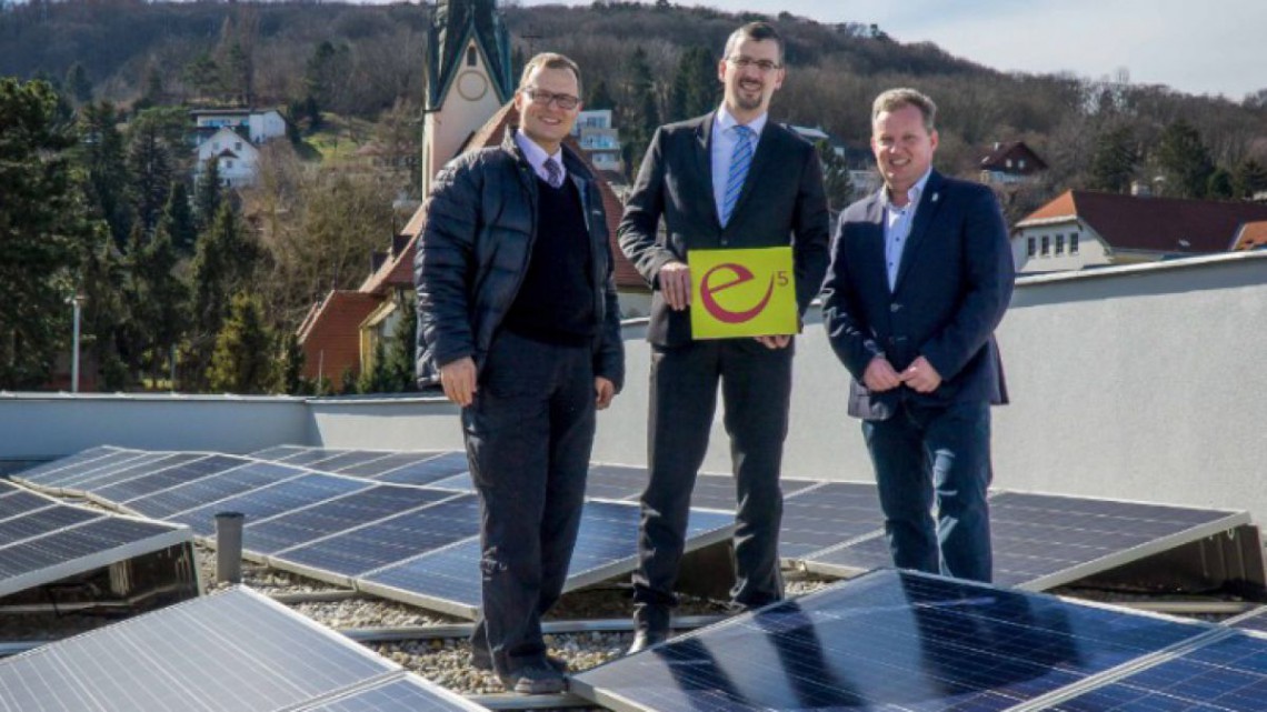 Ing. Roman Pernitz, VzBgm. Energieeffizienzstadtrat Mag. Roland Honeder, Umweltgemeinderat Leopold Spitzbart sind auf die PV-Anlage stolz.