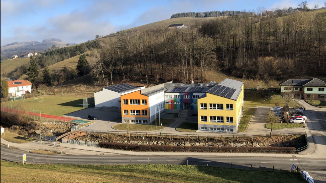 Der Eingangsbereich der Schule ist bunt angestrichen.