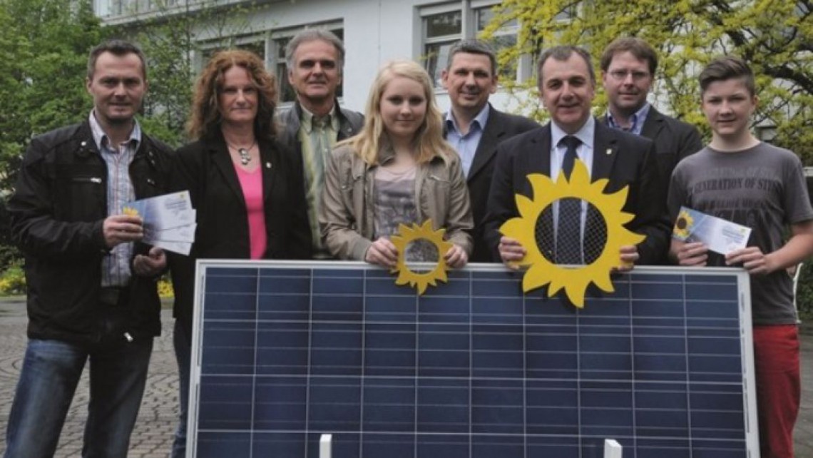Personen mit Photovoltaik-Modul in Ternitz