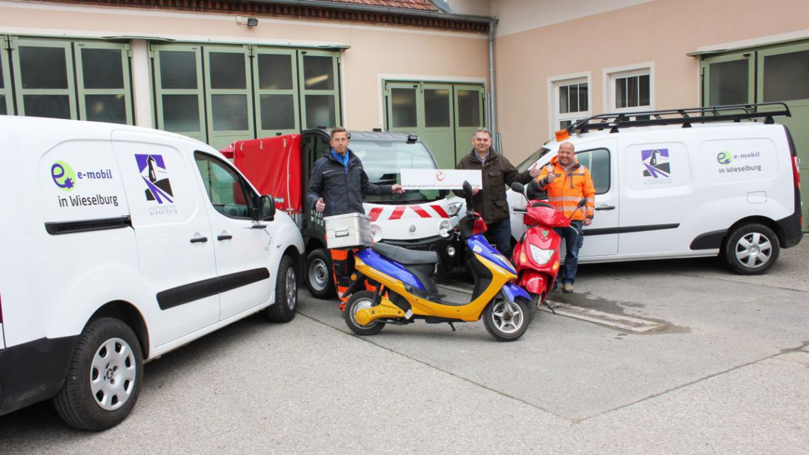 Das Team des Wirtschaftshofes vor ihrem elektrischen Fuhrpark.