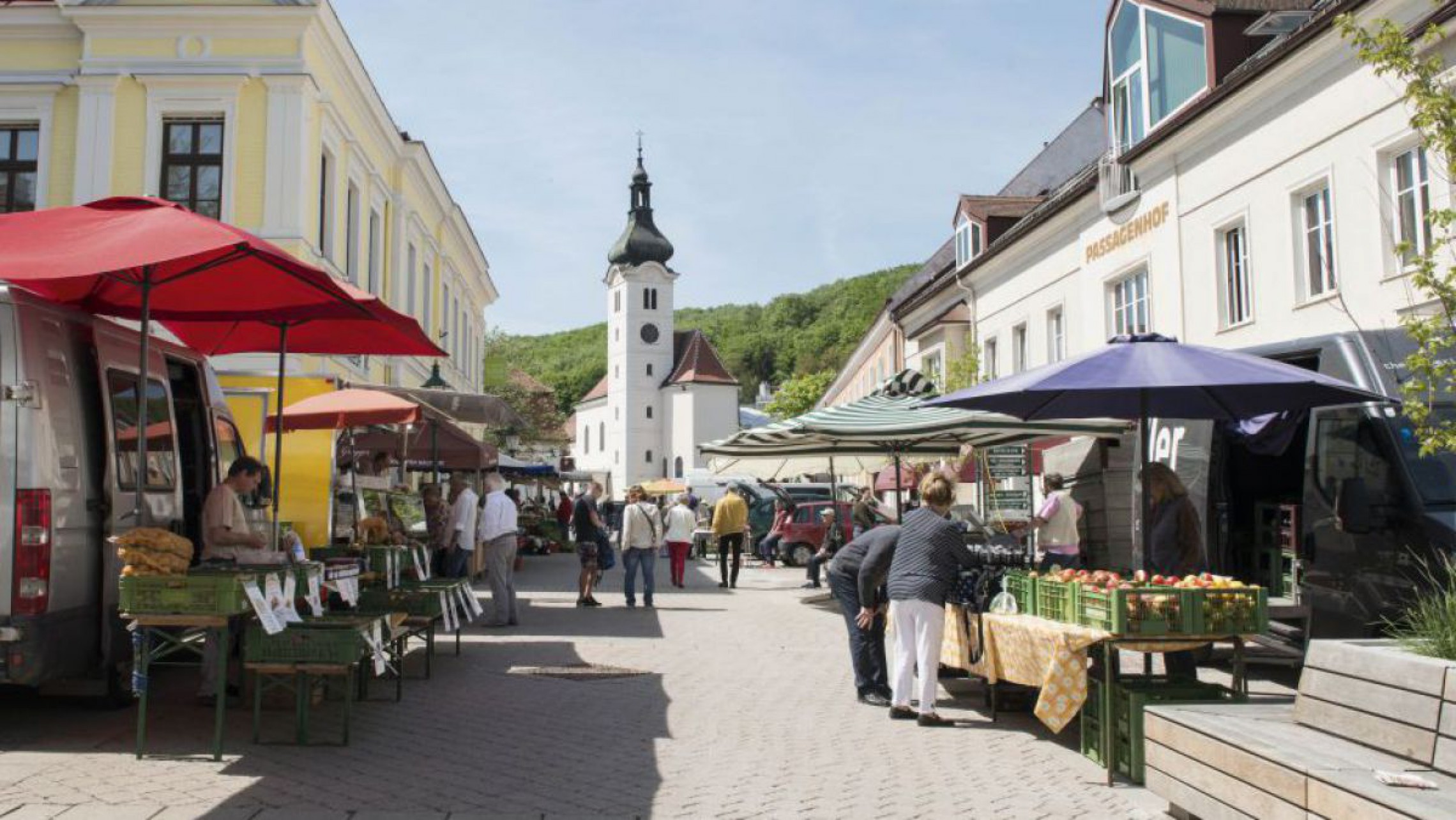 Ein Bauernmarkt am belebten Hauptplatz in Purkersdorf.