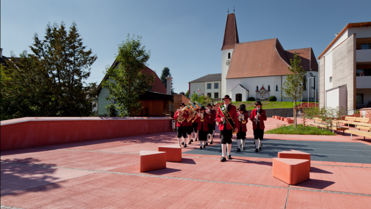 Musikkappele am neuen Ortsplatz c-Kurt Hörbst