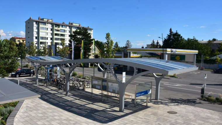 Buswartehäuschen mit gewellter Solar-Dachkonstruktion