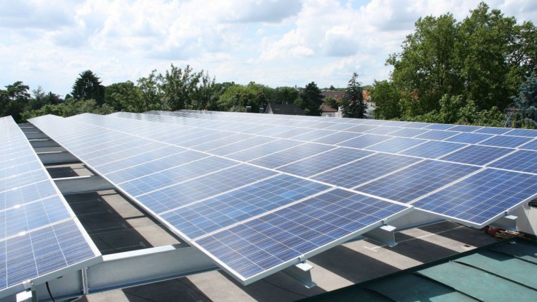 Zu sehen sind Dach-Photovoltaikanlagen auf einem Gebäude der Stadtgemeinde Tulln.
