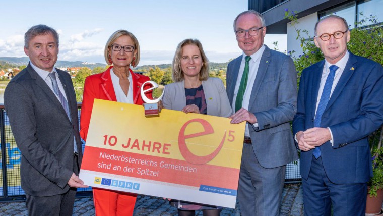 Foto mit GF Herbert Greisberger (eNu), Landeshauptfrau Johanna Mikl-Leitner, e5-Programmleiterin NÖ Monika Panek (eNu), LH-Stellvertreter Stephan Pernkopf und MEP Othmar Karas. Diese blicken begeistert auf die e5-Erfolge der letzten 10 Jahre zurück.