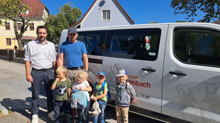 Eine Gruppe an Personen vor dem e-Gemeindebus der Gemeinde Echsenbach.