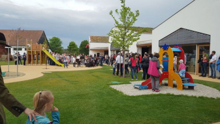 Kinder spielen am grafenwörthner Kindergarten