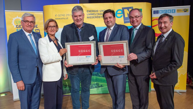 Gemeindebund-Präsident Alfred Riedl, Landeshauptfrau Johanna Mikl-Leitner, Bürgermeister Josef Leitner (Wieselburg), Bürgermeister Stefan Szirucsek (Baden), LH-Stellvertreter Stephan Pernkopf und eNu-Geschäftsführer Herbert Greisberger freuen sich über di