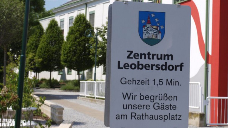 Tafel vor Zentrum Leobersdorf 